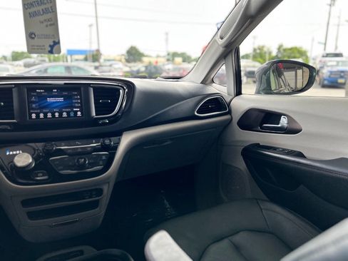 Used 2019 Chrysler Pacifica Touring-L FWD image 51