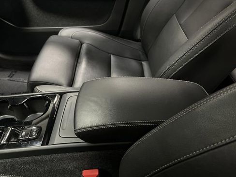 Used 2024 Volvo XC40 B5 Plus image 22