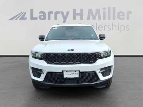 New 2025 Jeep Grand Cherokee Altitude image 8