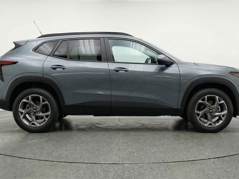 Used 2025 Chevrolet Trax LT FWD image 11