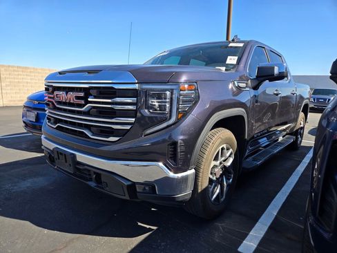 Used 2023 GMC Sierra 1500 SLT image 2
