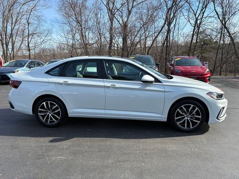 Used 2025 Volkswagen Jetta SE w/ Sunroof Package image 6