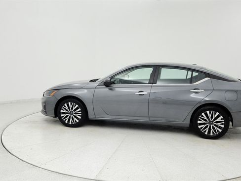 Used 2024 Nissan Altima 2.5 SV FWD image 2