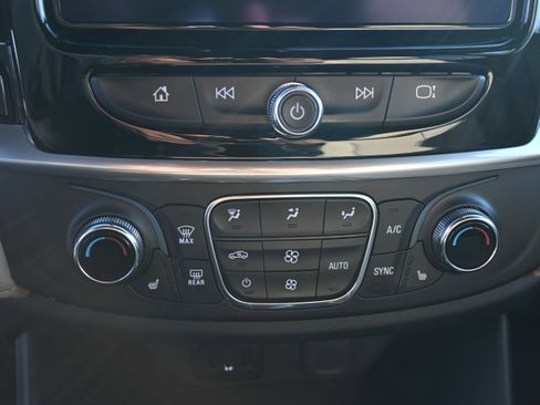 Used 2022 Chevrolet Traverse LT image 28