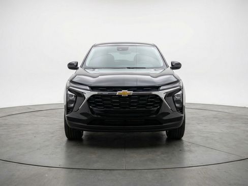 Used 2025 Chevrolet Trax LT image 2