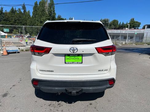 Used 2019 Toyota Highlander XLE AWD/4WD image 5