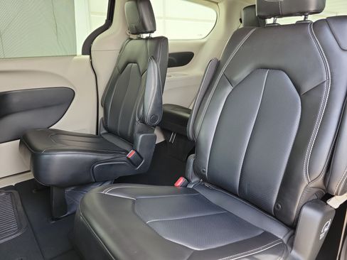 Used 2023 Chrysler Pacifica Touring-L FWD image 15