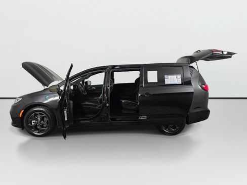 Used 2023 Chrysler Pacifica Limited w/ Uconnect Theater Family Group FWD image 11