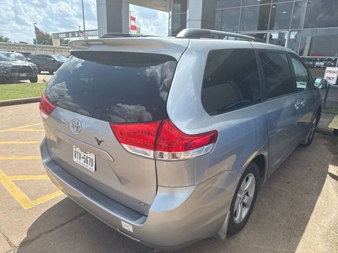 Used 2011 Toyota Sienna LE FWD image 4