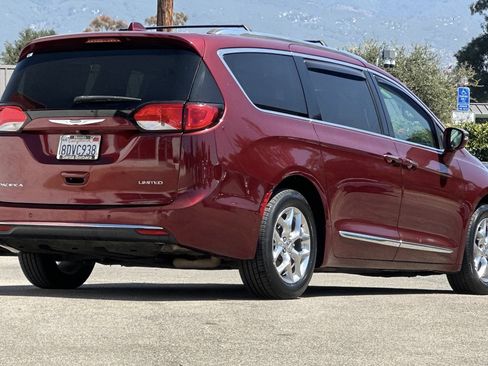 Used 2018 Chrysler Pacifica Limited FWD image 4