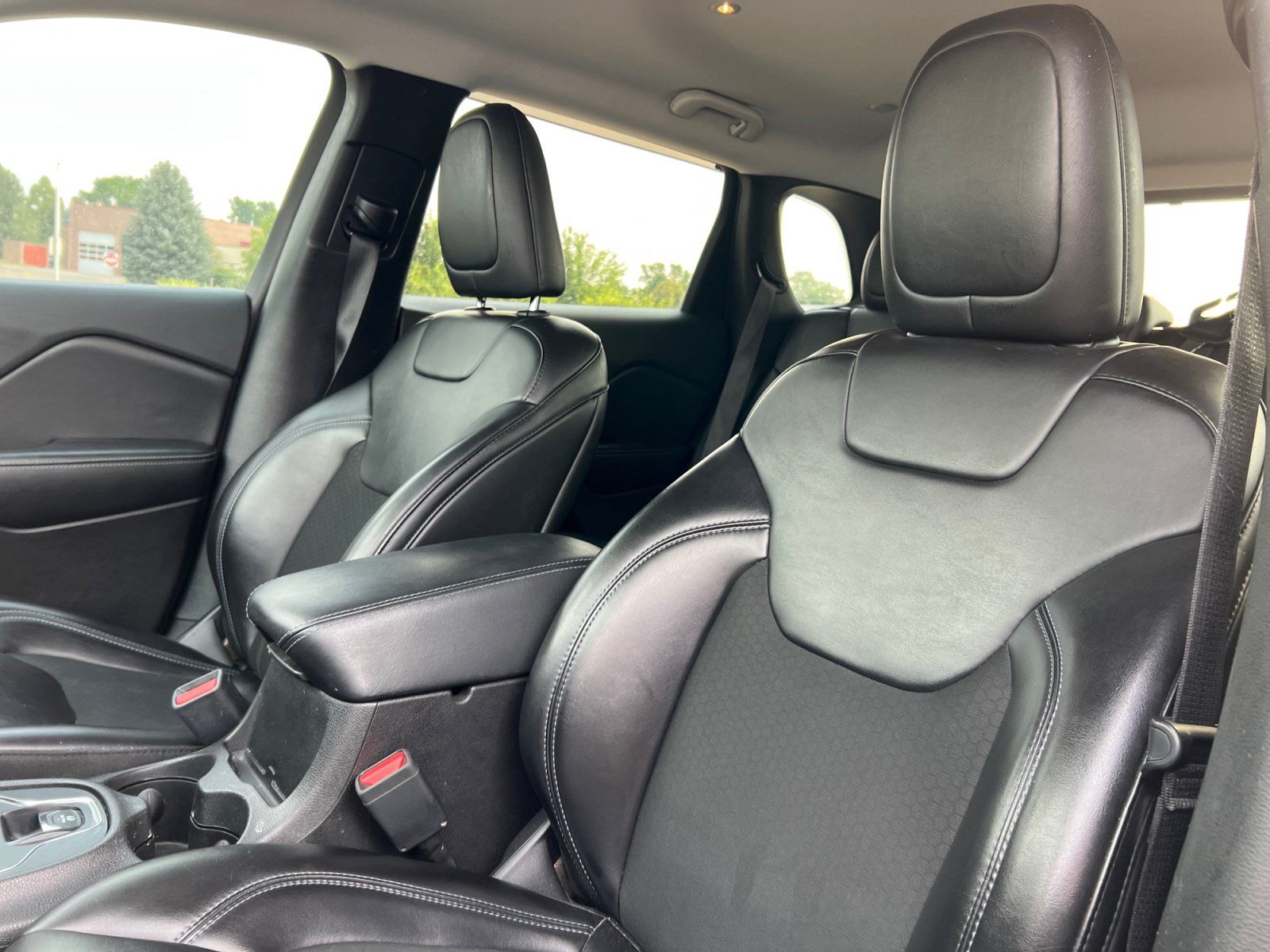 Used 2019 Jeep Cherokee Latitude Plus w/ Comfort/Convenience Group AWD/4WD image 14