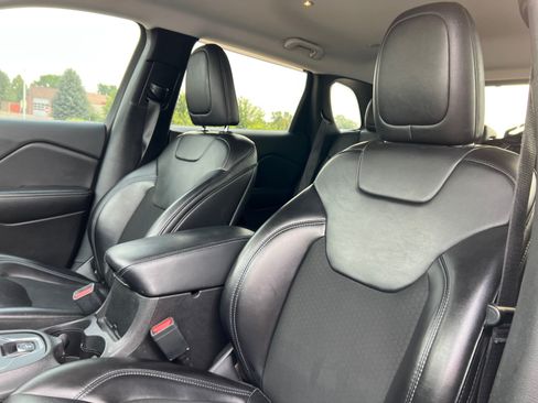 Used 2019 Jeep Cherokee Latitude Plus w/ Comfort/Convenience Group AWD/4WD image 14