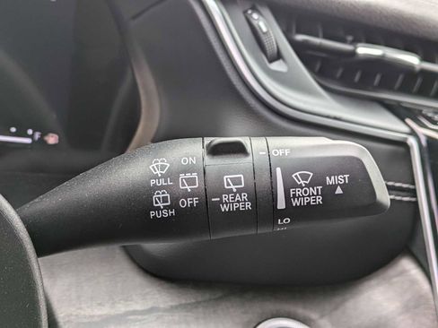 Used 2025 Jeep Grand Cherokee Limited image 23