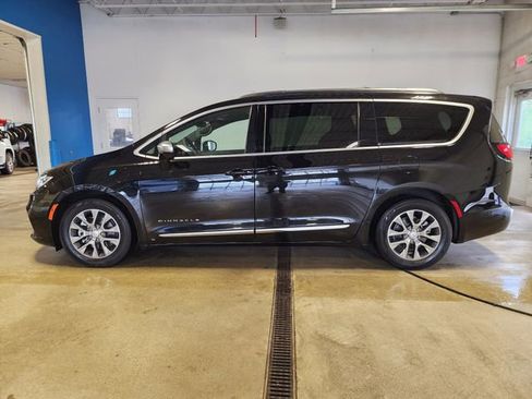 Used 2025 Chrysler Pacifica Pinnacle FWD image 1