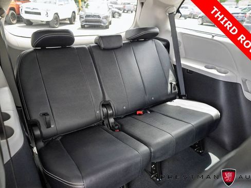 Used 2020 Toyota Sienna SE w/ SE Preferred Package FWD image 5