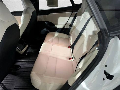 Used 2022 Tesla Model S image 19