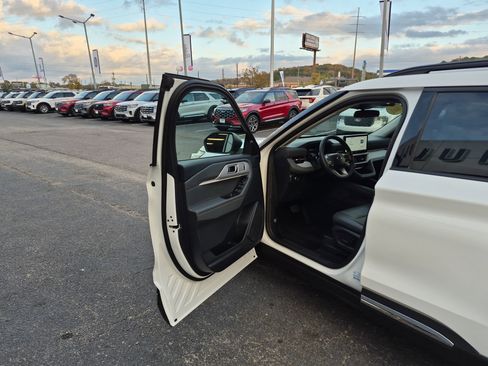 Used 2025 Ford Explorer Active w/ Active Comfort Package image 8