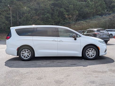 Used 2026 Chrysler Pacifica Select FWD image 10