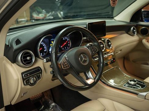 Used 2019 Mercedes-Benz GLC 300 4MATIC w/ Parking Assistance Package image 10