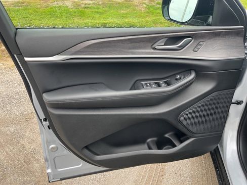 New 2025 Jeep Grand Cherokee Limited image 18