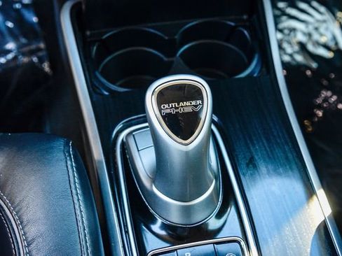 Used 2018 Mitsubishi Outlander 4WD Plug-In Hybrid image 27