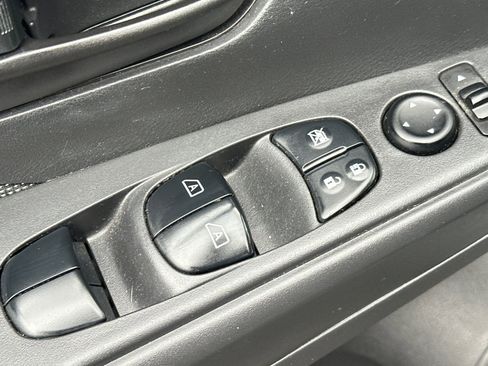 Used 2018 Nissan Kicks S image 12