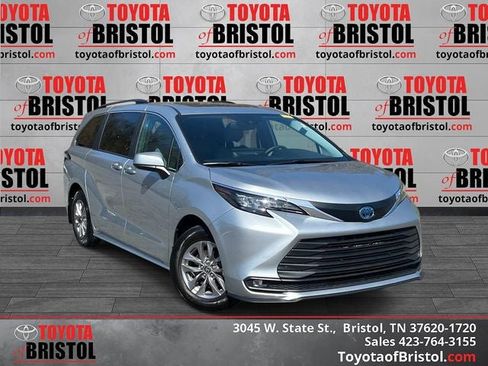 Used 2025 Toyota Sienna XLE image 1