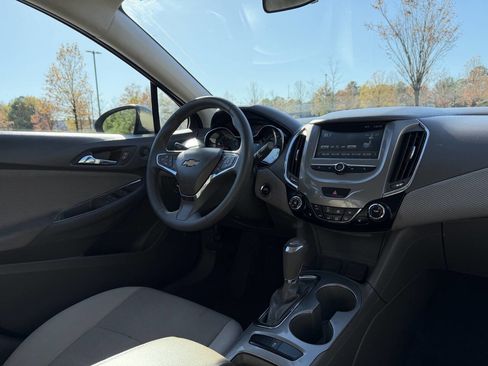 Used 2017 Chevrolet Cruze LT w/ Convenience Package image 18