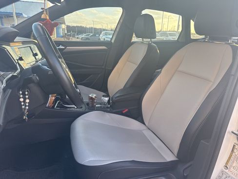 Used 2020 Volkswagen Jetta R-Line image 9