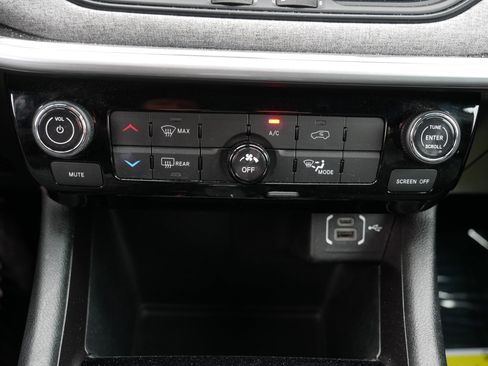 Certified 2024 Jeep Compass Latitude image 23