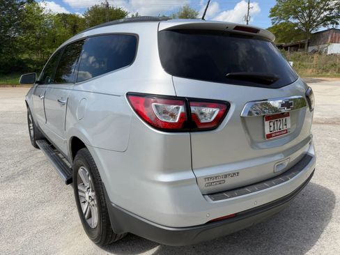 Used 2017 Chevrolet Traverse LT FWD image 3