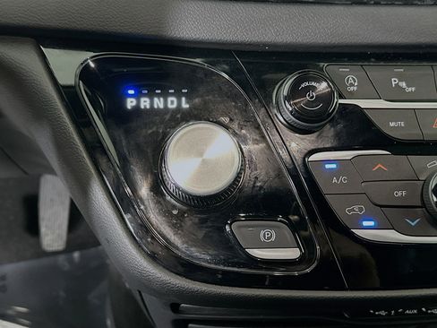 Used 2025 Chrysler Pacifica Select image 21