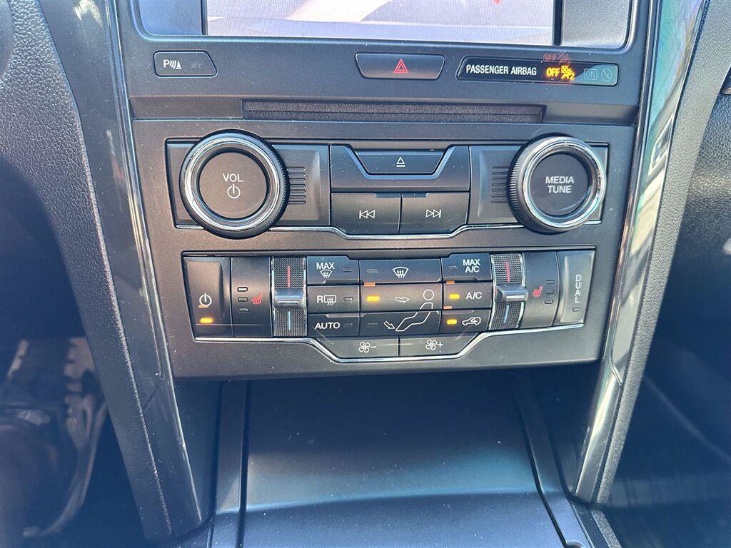 Used 2017 Ford Explorer XLT w/ Equipment Group 202A AWD/4WD image 30