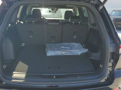 New 2025 Jeep Grand Cherokee Altitude image 8