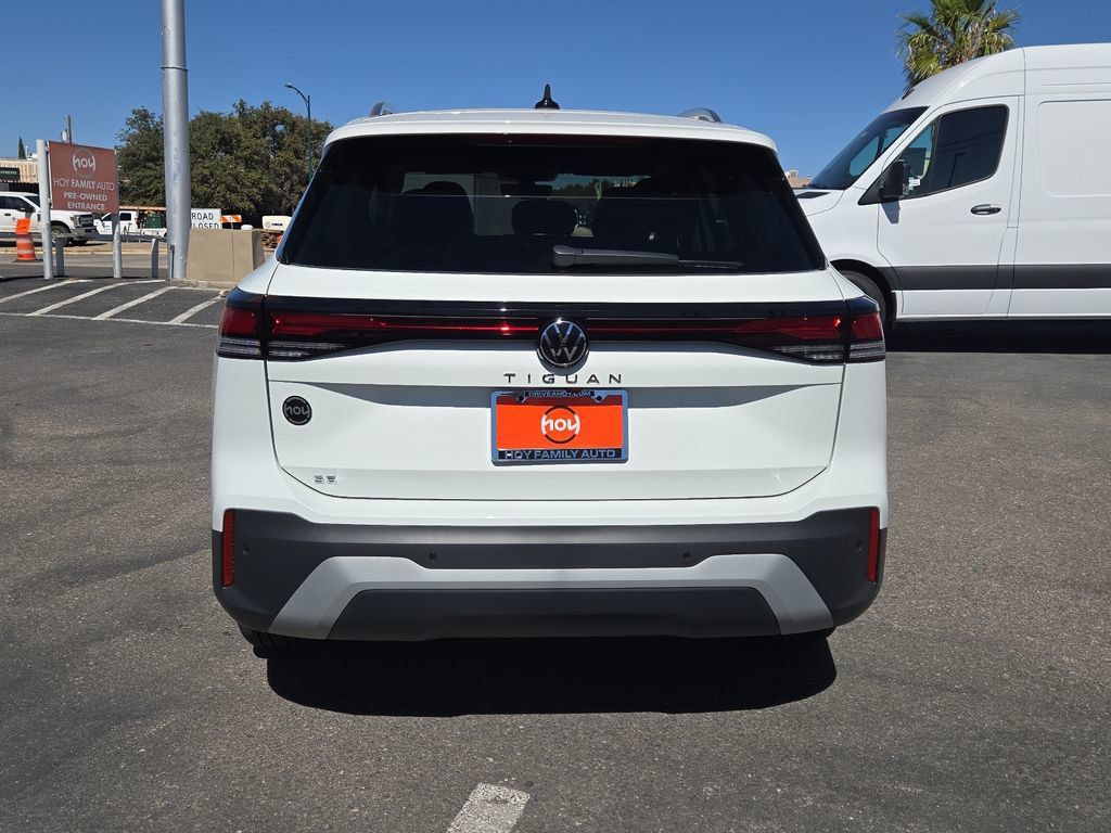 Certified 2025 Volkswagen Tiguan SE FWD image 10