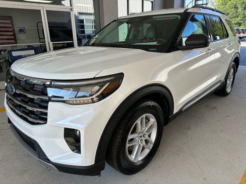 Certified 2025 Ford Explorer Active w/ Active Comfort Package RWD image 3