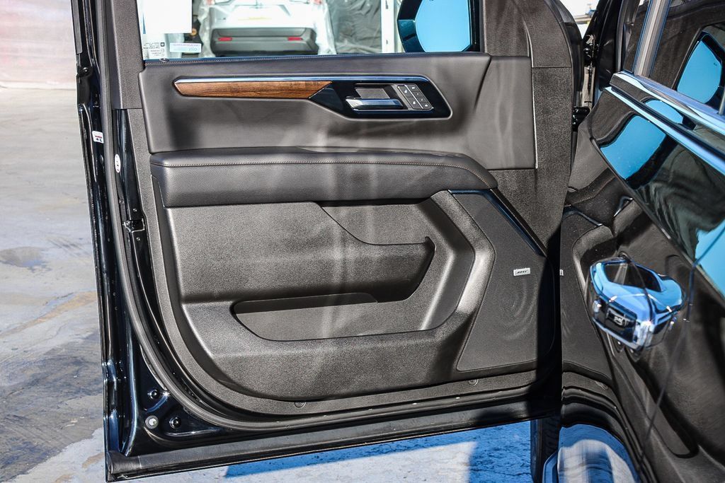 Used 2025 Chevrolet Suburban High Country AWD/4WD image 23
