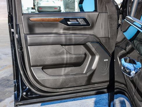 Used 2025 Chevrolet Suburban High Country AWD/4WD image 23
