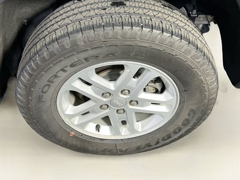 Used 2023 Jeep Grand Cherokee Laredo AWD/4WD image 28