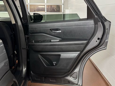 Used 2022 Nissan Pathfinder SV image 37