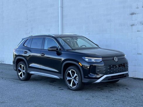New 2025 Volkswagen Tiguan SE image 8