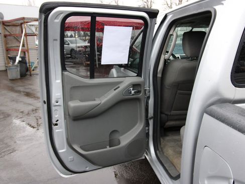 Used 2014 Nissan Frontier SV image 18