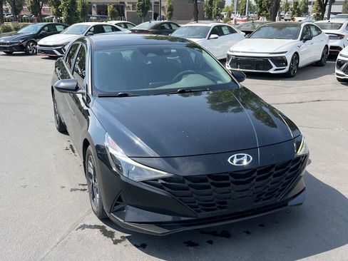 Used 2022 Hyundai Elantra SEL w/ Convenience Package FWD image 4