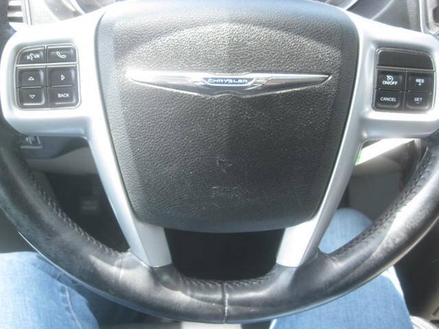 Used 2014 Chrysler Town & Country Touring FWD image 31