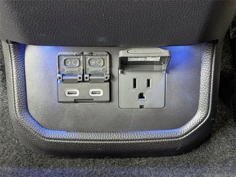 Used 2023 Toyota Highlander Platinum image 18