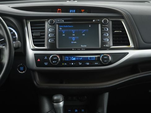 Used 2018 Toyota Highlander XLE image 17