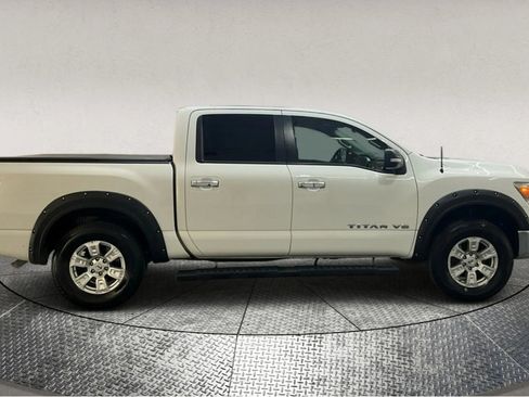 Used 2018 Nissan Titan SV image 8