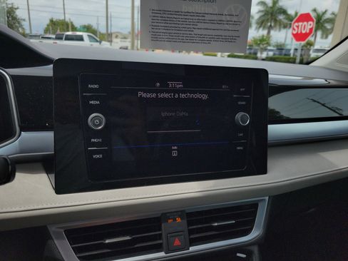 Certified 2025 Volkswagen Taos SE FWD image 26