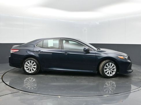 Used 2018 Toyota Camry LE image 8