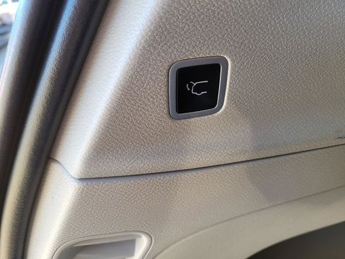 Used 2023 Chrysler Pacifica Touring-L image 14